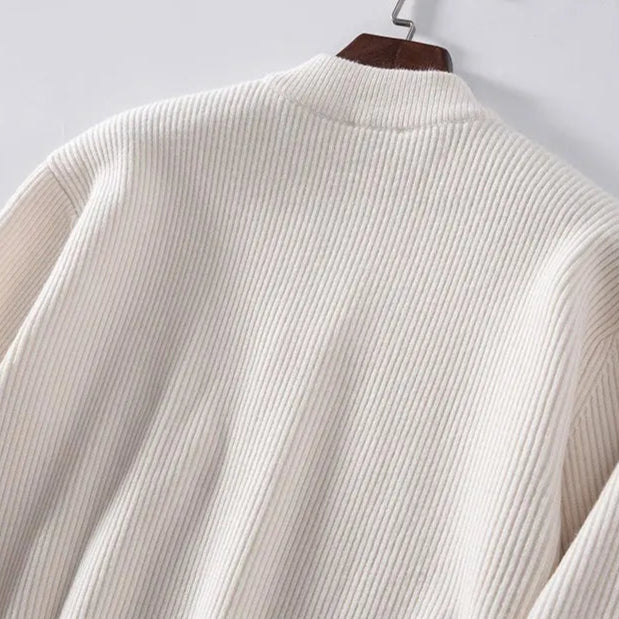 Détails du tricot beige DORIAN pour homme : mélange laine-polyester, épaisseur parfaite pour garder la chaleur tout en restant léger, matière douce et agréable à porter toute la journée.