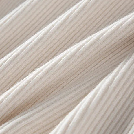 Détail de la matière du cardigan marron DORIAN : laine et polyester avec tricot texturé, conçu pour maintenir la chaleur tout en restant léger et agréable à porter. Idéal pour un look raffiné et confortable.