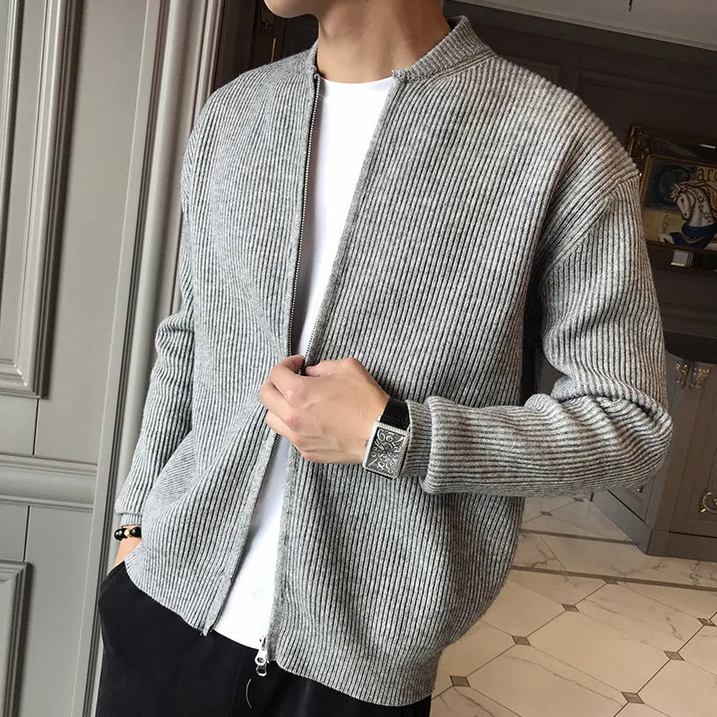 Cardigan gris clair DORIAN, conçu pour les hommes, avec fermeture éclair et tricot texturé, une coupe droite pour une silhouette sophistiquée et décontractée.