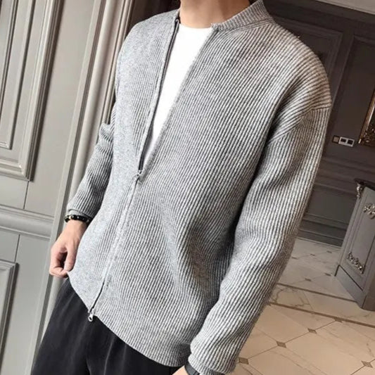 Cardigan DORIAN gris, une pièce intemporelle avec fermeture éclair, tricot texturé et confort optimal, parfait pour compléter toute garde-robe masculine.