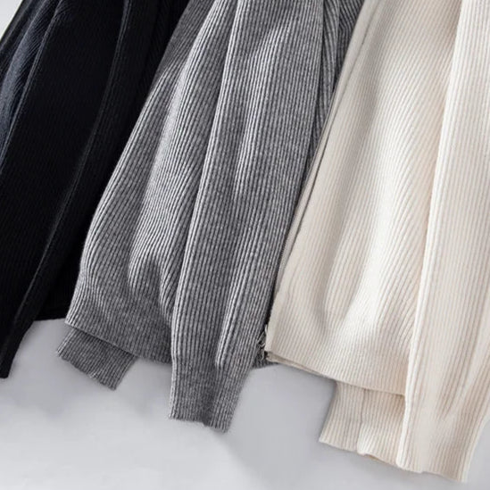 Cardigans DORIAN, zoom sur le tricot en laine et polyester. Matière douce et épaisse, parfaite pour les saisons fraîches, apportant chaleur et confort tout en maintenant une silhouette soignée.