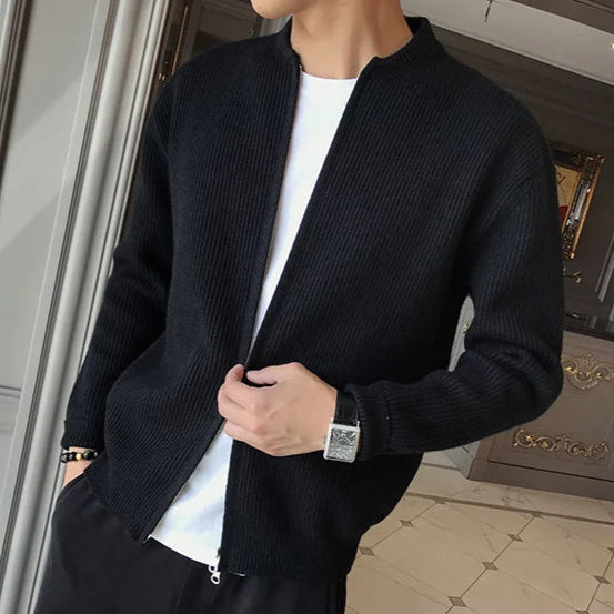 Cardigan noir DORIAN, tricot structuré en laine et polyester, offrant une texture douce et chaude tout en restant respirant. La matière épaisse garantit une isolation thermique optimale sans sacrifier le confort.