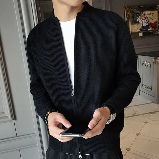 Détail de la matière du cardigan noir DORIAN : mélange laine et polyester, tricot dense et texturé, offrant une texture agréable et une chaleur qui vous garde confortable toute la journée.