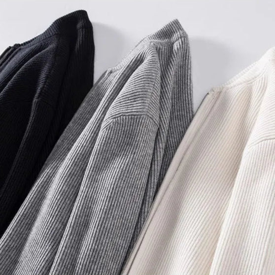 Détail sur la matière des cardigans : laine et polyester, tricot dense et doux, parfait pour un look élégant et une protection contre le froid, tout en offrant une sensation agréable sur la peau.