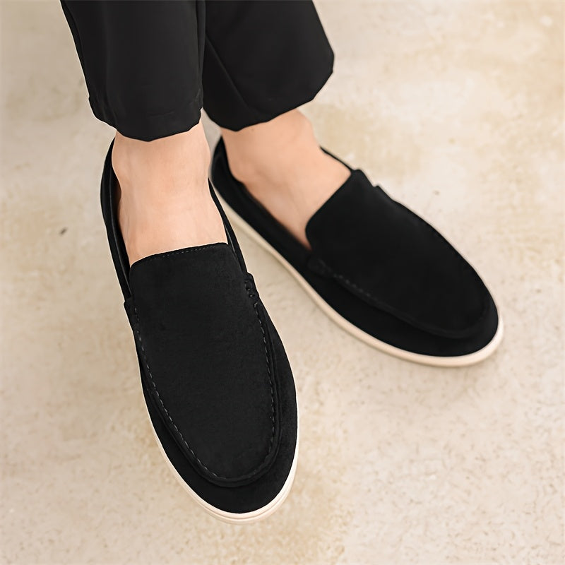 Chaussures en daim noir, silhouette classique et chic