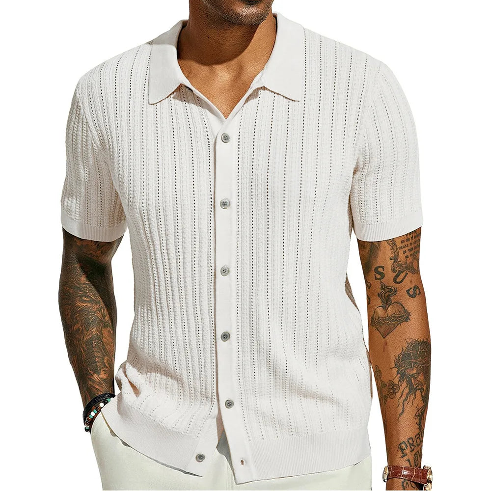 Chemise à manches courtes en laine douce, couleur blanche, vue de profil. La coupe fluide et le tissu doux assurent confort et élégance, parfait pour un look léger et aéré.