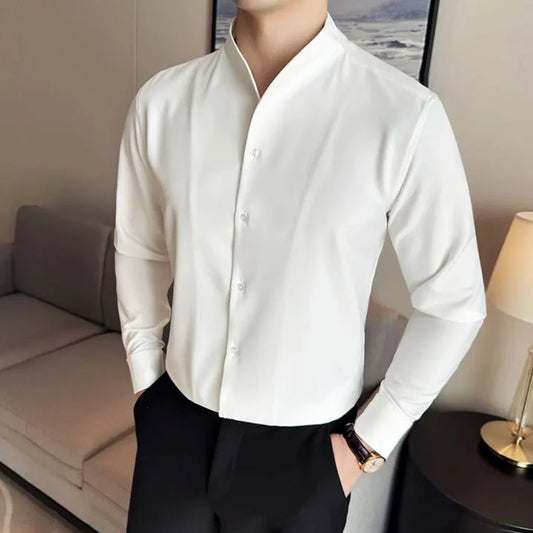 Homme portant une chemise col V blanche avec un pantalon habillé beige et des mocassins, tenue chic et élégante inspirée du style Old Money.