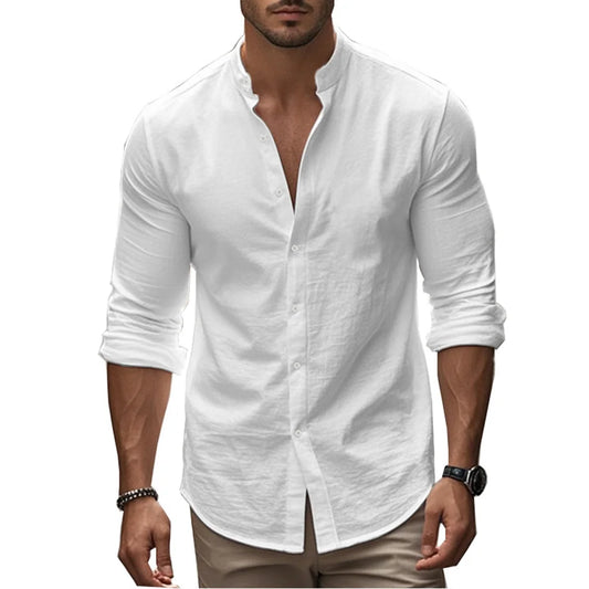 Homme portant une chemise blanche en coton et lin, associée à un pantalon chino beige, style chic et minimaliste inspiré du Old Money.