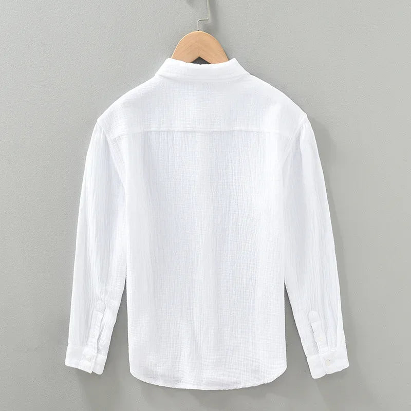Vue de dos de la chemise décontractée blanche pour homme, avec un design simple et élégant. La coupe ample et fluide assure une grande liberté de mouvement, avec un dos propre et net, adapté pour un style casual-chic