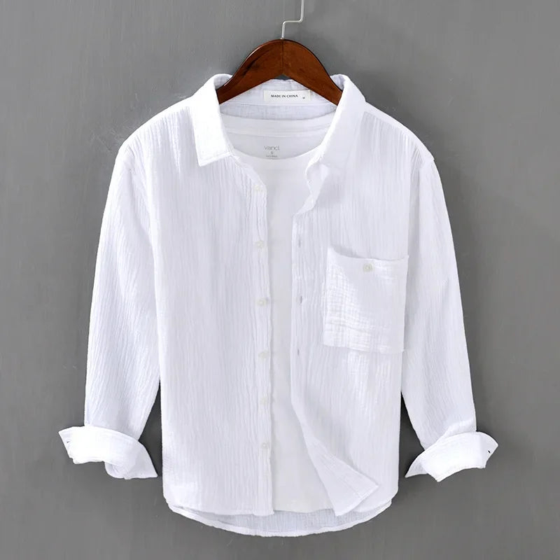 Chemise décontractée pour homme, vue de face, coloris blanc. Manches longues en double gaze froissée, col carré, coupe légèrement ample, tissu en coton de qualité, texture douce et aérée pour un confort optimal. Parfaite pour une allure élégante et décontractée