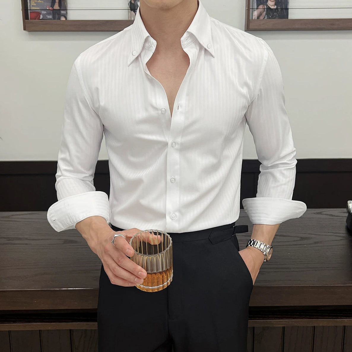 Chemise slim blanche portée avec un costume sombre, idéale pour un style formel et élégant.
