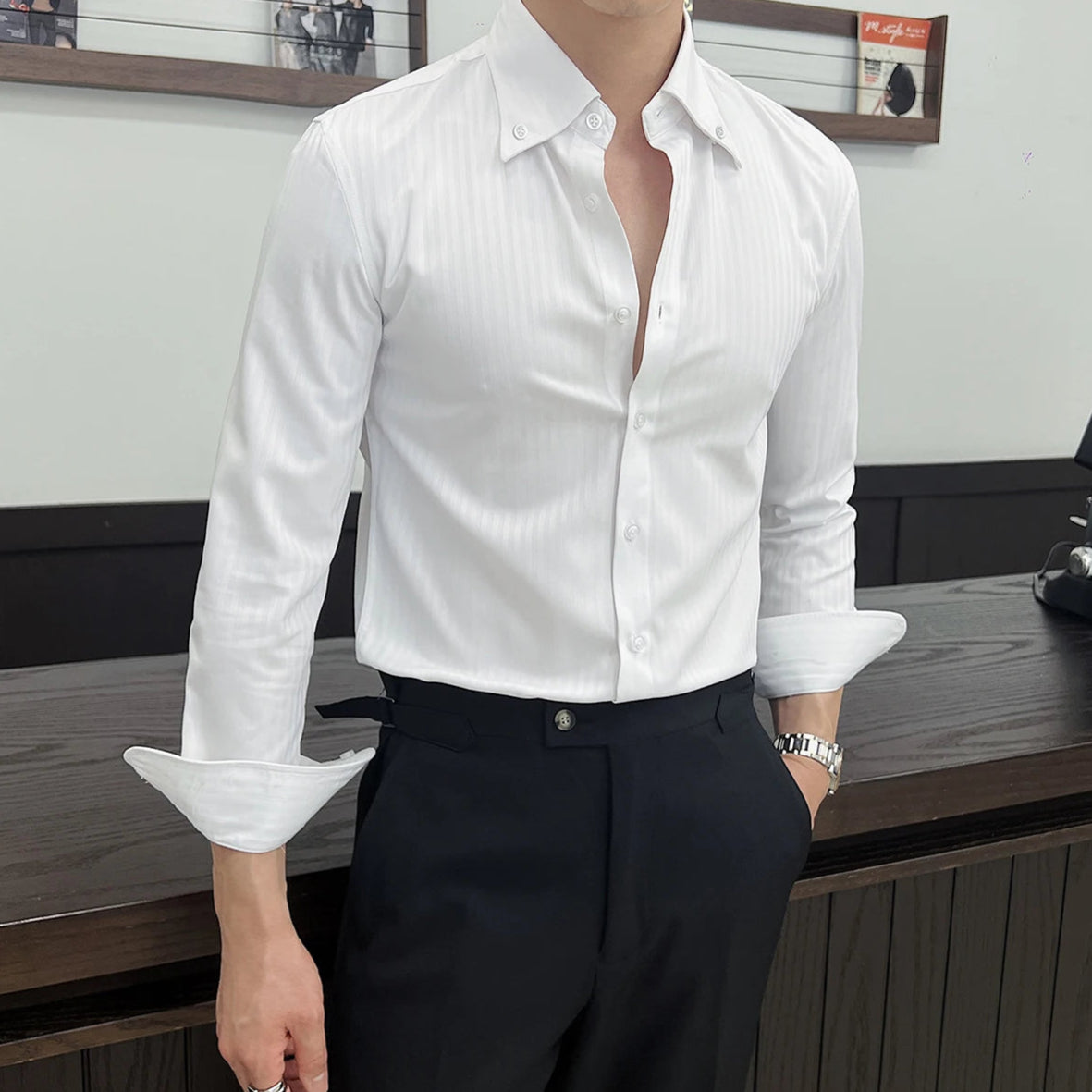 Chemise slim blanche pour homme avec rayures foncées, col rabattu élégant et coupe ajustée, idéale pour un look sophistiqué et polyvalent.