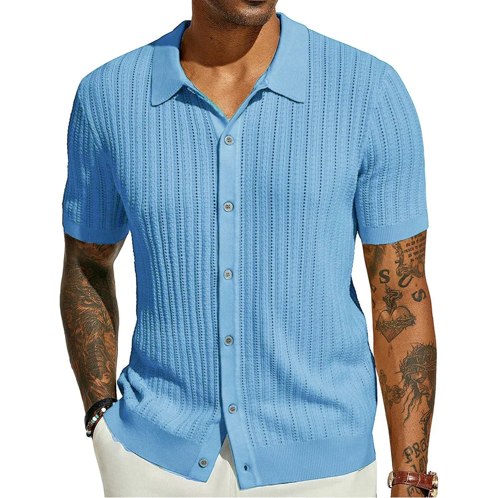Chemise à manches courtes en laine douce, couleur bleu clair, vue de profil. La coupe fluide et légère de cette chemise en laine douce apporte confort et élégance pour un look frais et lumineux.