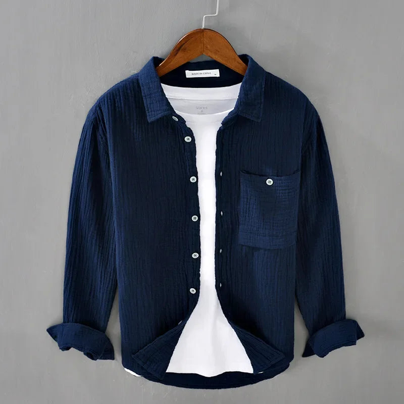 Chemise décontractée pour homme en bleu marine, vue de face. Design simple et élégant, tissu de haute qualité en double gaze froissée, offrant une sensation agréable sur la peau.