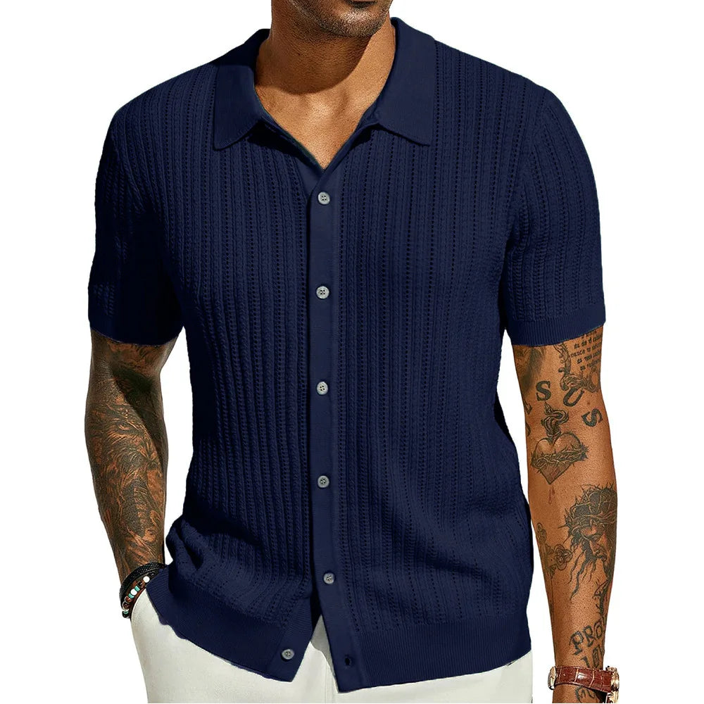 Chemise à manches courtes en laine douce, couleur bleu marine, vue de profil. Le tissu doux et la coupe fluide créent une silhouette raffinée et confortable, idéale pour un look moderne.