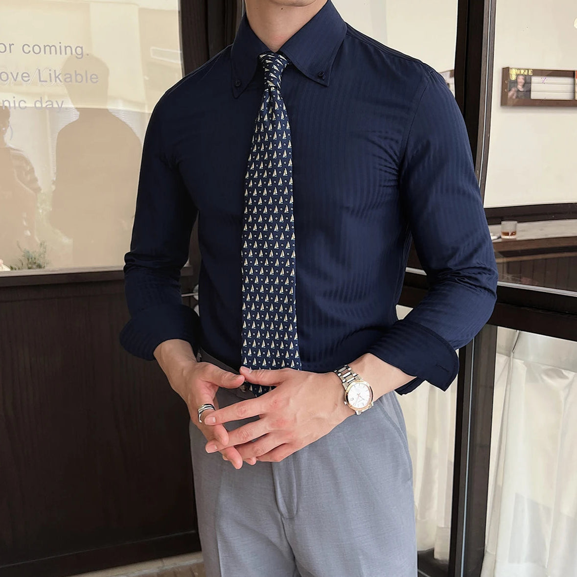 Chemise slim pour homme en bleu marine avec rayures foncées, avec une cravatte, col rabattu élégant et coupe ajustée, idéale pour un style chic et décontracté.