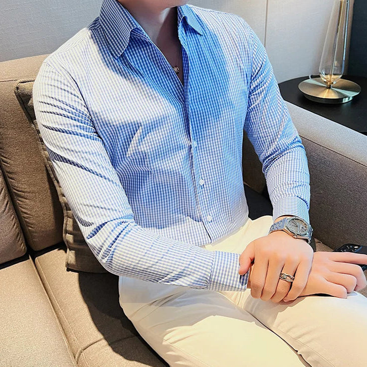 Homme portant chemise à carreaux bleu et blanc, look élégant inspiré du style Old Money, pour un événement décontracté ou professionnel.