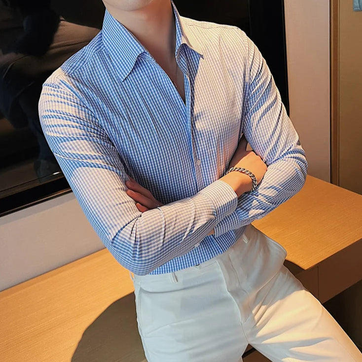 Homme portant chemise à carreaux bleu et blanc, look élégant inspiré du style Old Money, pour un événement décontracté ou professionnel.