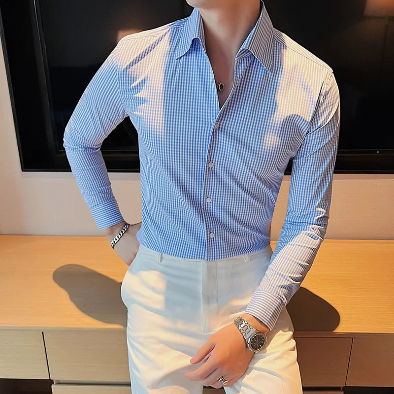 Chemise homme bleu et blanc à carreaux, coupe ajustée, col V, et tissu mélangeant coton et nylon pour une allure casual-chic.