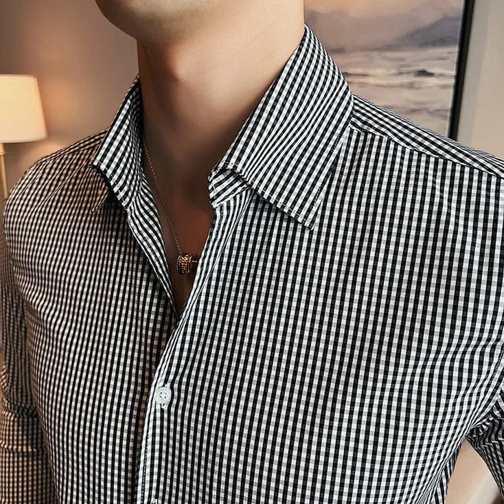 Homme portant chemise à carreaux noirs et blancs, mettant en valeur le style classique et intemporel, idéal pour un look décontracté chic.
