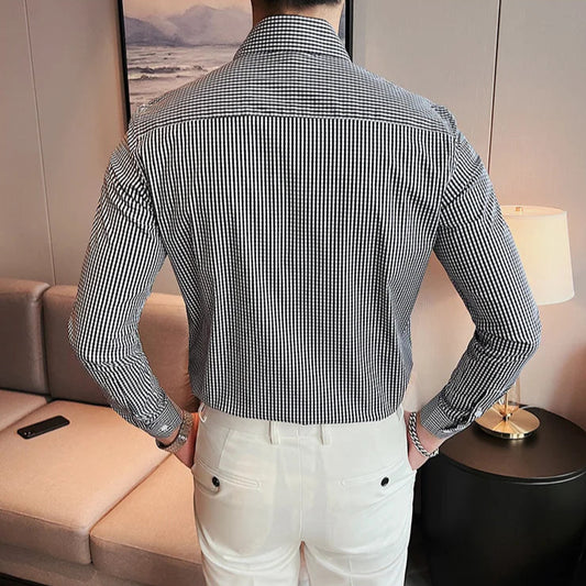 Chemise homme à carreaux noirs et blancs, vue de dos mettant en avant la coupe ajustée et le tissu de qualité en coton et nylon.