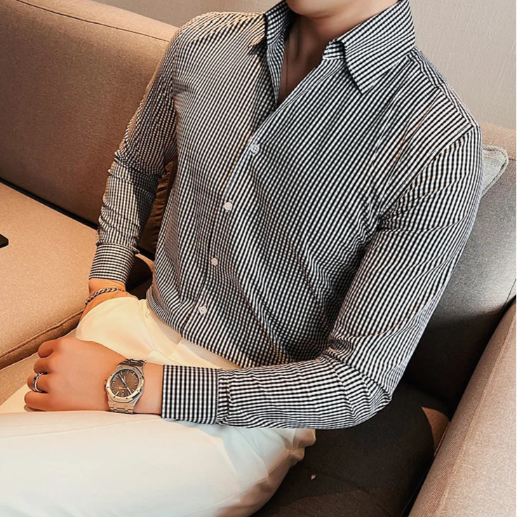 Chemise à carreaux noirs et blancs pour homme, col V et boutonnière simple fermée pour une allure élégante et moderne.
