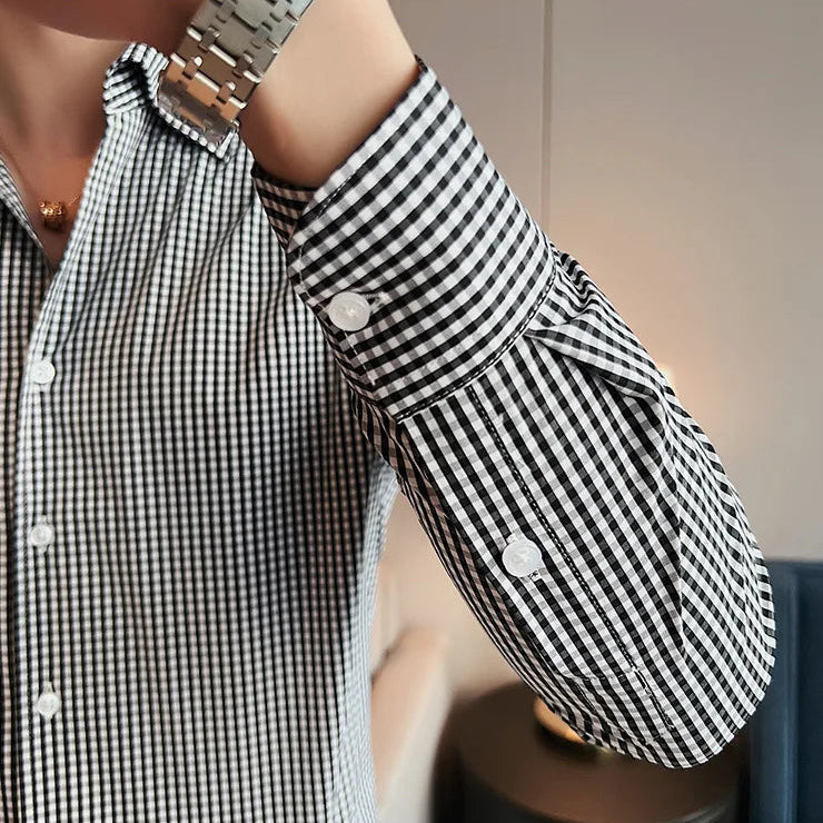 Zoom sur chemise à carreaux noirs et blancs, mettant en avant la texture du tissu en coton, nylon et élasthanne, pour un confort optimal.