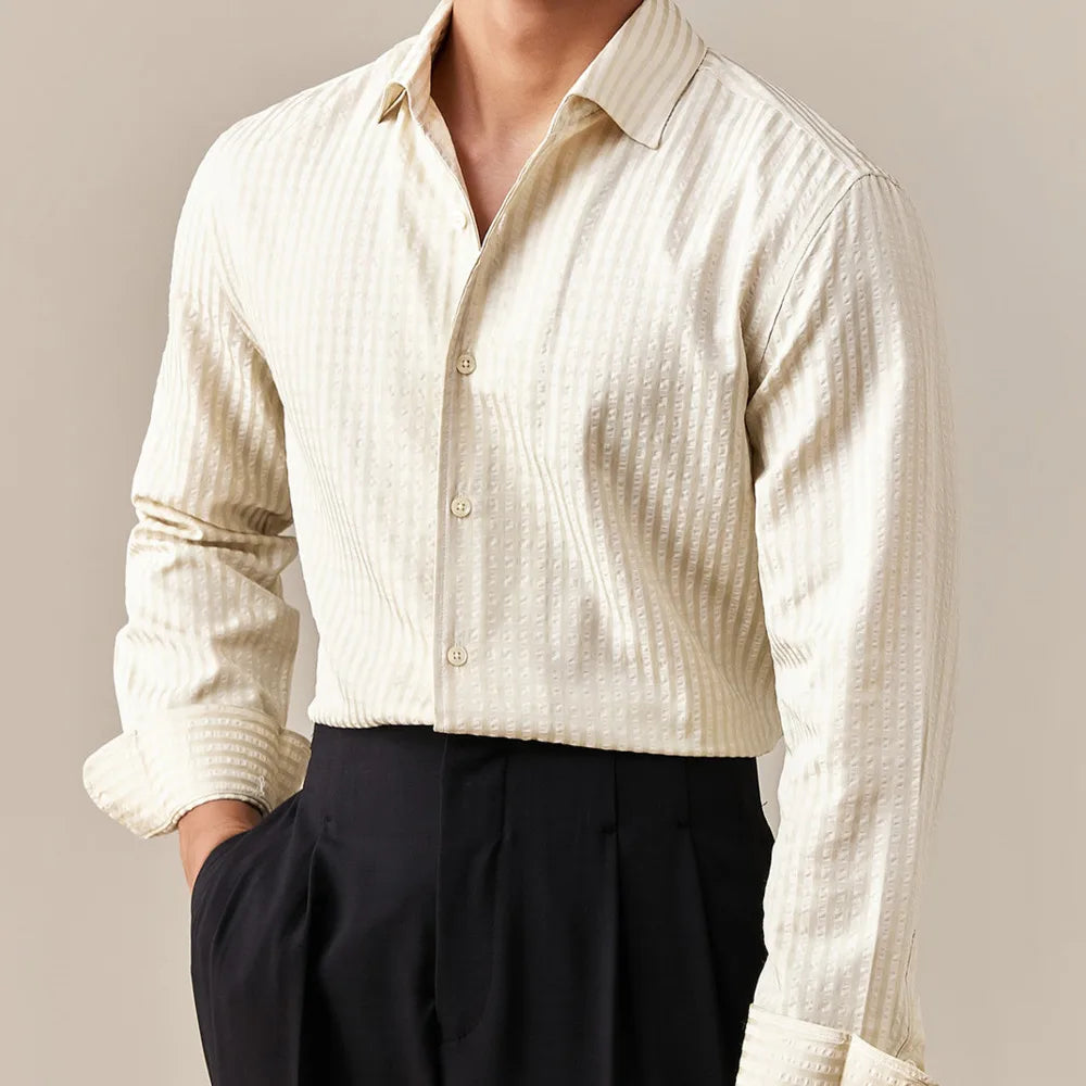 Détail des boutons de la chemise écru, offrant un boutonnage simple et pratique, parfaitement assorti à la coupe classique de la chemise.