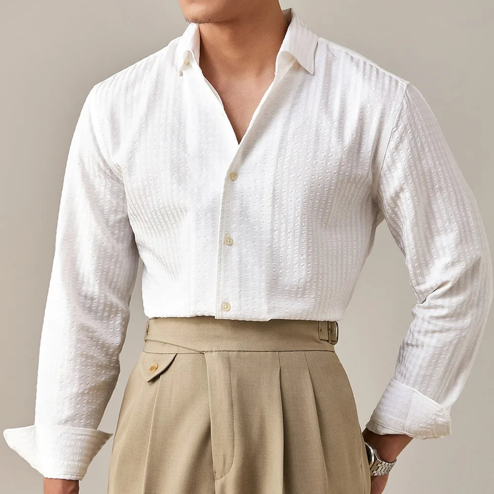 Détail des boutons de la chemise blanc, avec un design classique et élégant, offrant une finition soignée et adaptée à toutes les occasions.
