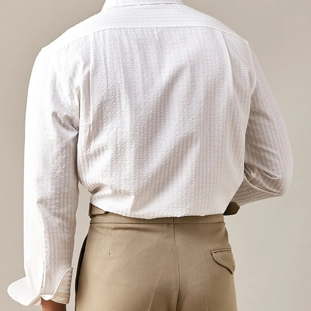 Chemise à rayures blanc de dos, avec une coupe droite et simple, pour un look chic et sans effort. Les coutures et détails sont soignés pour une finition impeccable.