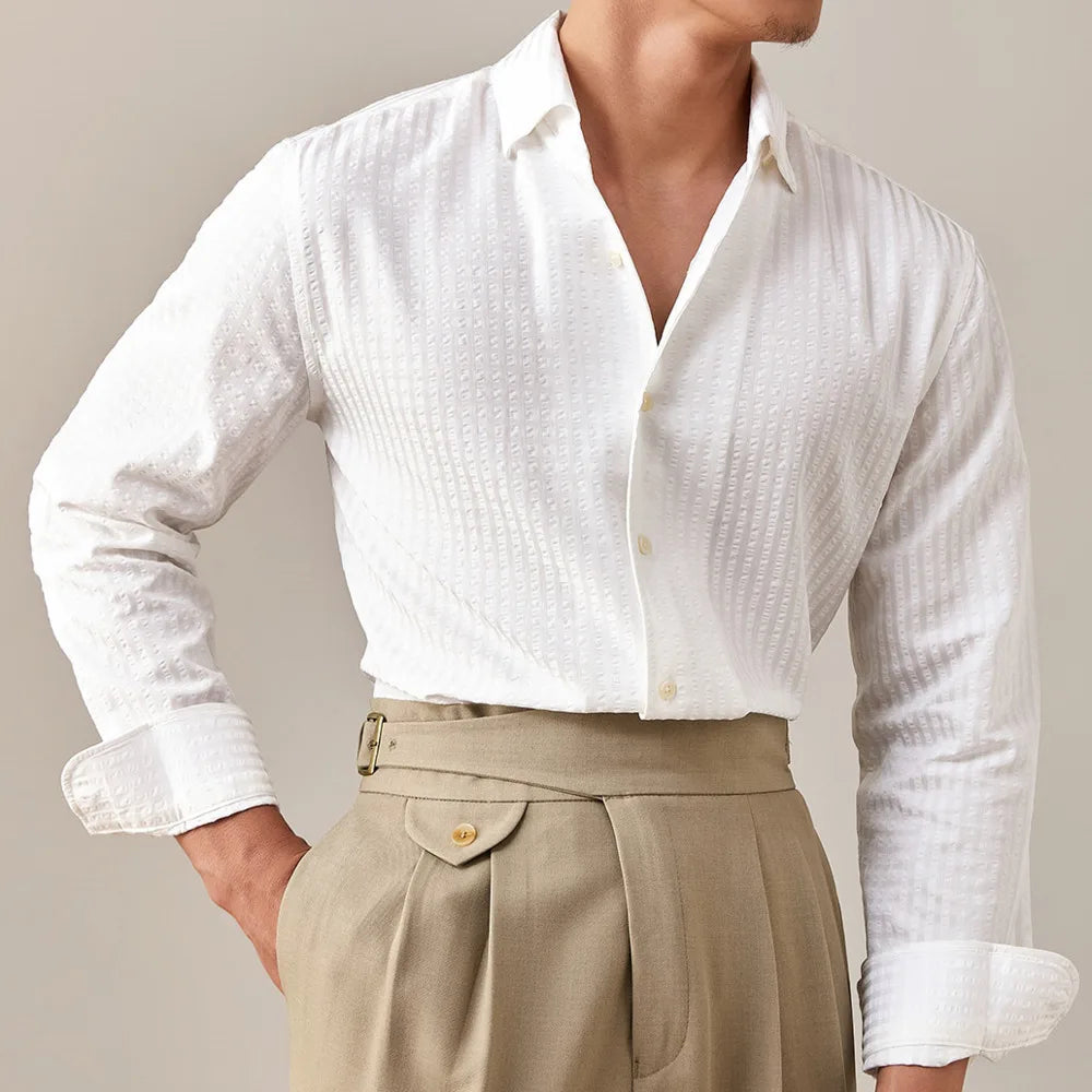 Chemise à rayures blanc pour homme, avec un design élégant, manches longues et col structuré. Un classique du vestiaire masculin pour une allure sophistiquée.
