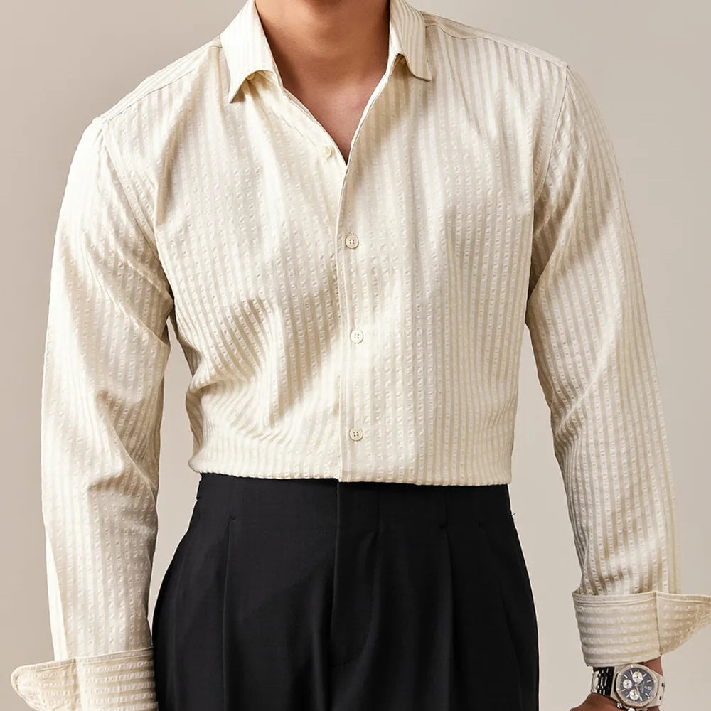 Chemise à rayures écru pour homme, profil mettant en valeur la coupe ajustée et les manches longues avec poignets boutonnés, pour une silhouette soignée et moderne. Idéale pour un look à la fois élégant et décontracté.