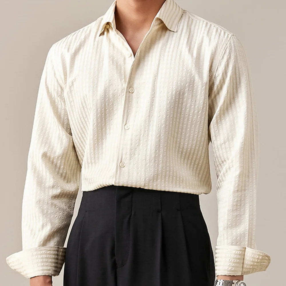 Gros plan sur le tissu en coton de la chemise écru, mettant en évidence la texture douce et légère du coton, parfait pour une sensation agréable sur la peau.