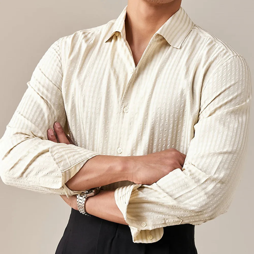 Chemise à rayures écru pour homme, avec un design classique, manches longues et col structuré, offrant une allure élégante et décontractée. Le coton de qualité supérieure assure confort et légèreté pour toute la journée.