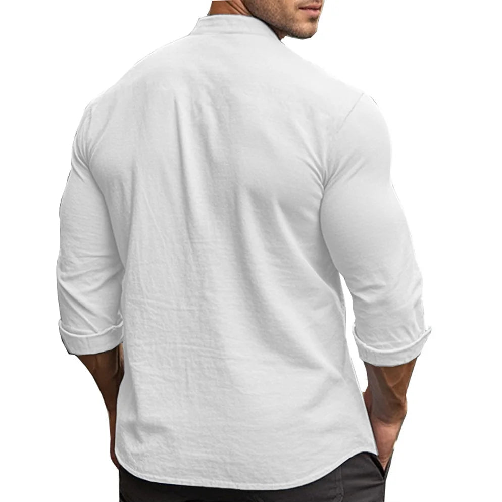 Vue de dos d’une chemise blanche pour homme, manches longues, col marin, couture discrète et coupe ajustée pour une silhouette raffinée.