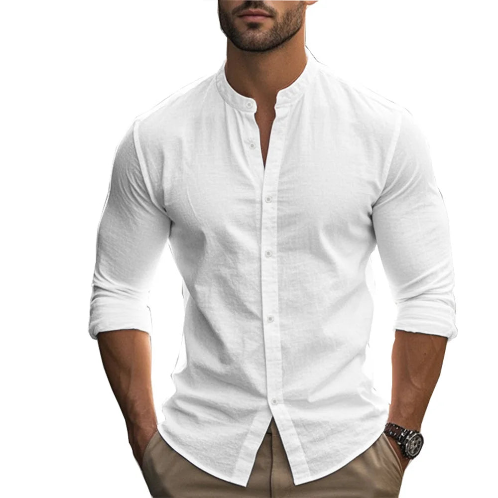 Vue de face d’une chemise blanche pour homme en lin et coton, avec col marin et boutonnage simple, coupe ajustée et tissu respirant, idéale pour un look élégant et décontracté.