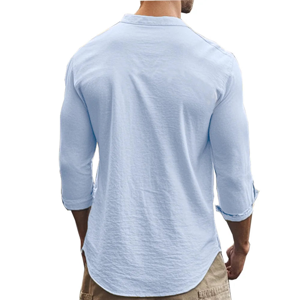 Vue de dos d’une chemise bleu clair en lin et coton, mettant en valeur la fluidité du tissu et la coupe structurée.