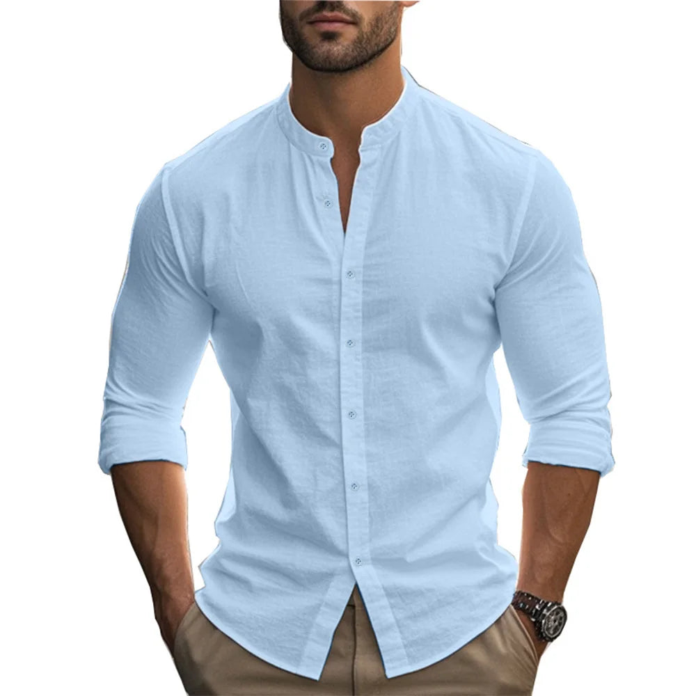 Homme portant une chemise bleu clair avec un pantalon beige, style Old Money décontracté et intemporel.