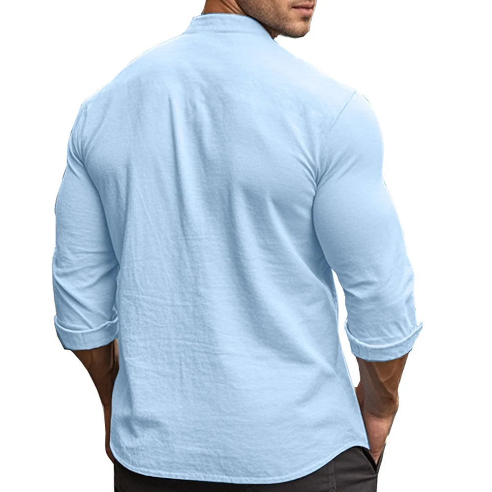 Vue de dos d’une chemise bleu clair en lin et coton, mettant en valeur la fluidité du tissu et la coupe structurée.
