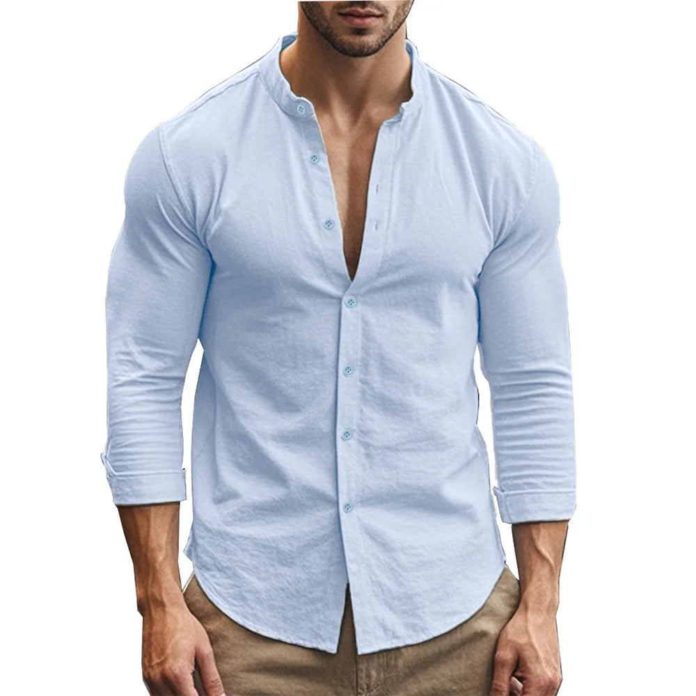 Chemise bleu clair en lin et coton pour homme, col marin et coupe ajustée, offrant une touche de fraîcheur et d’élégance.