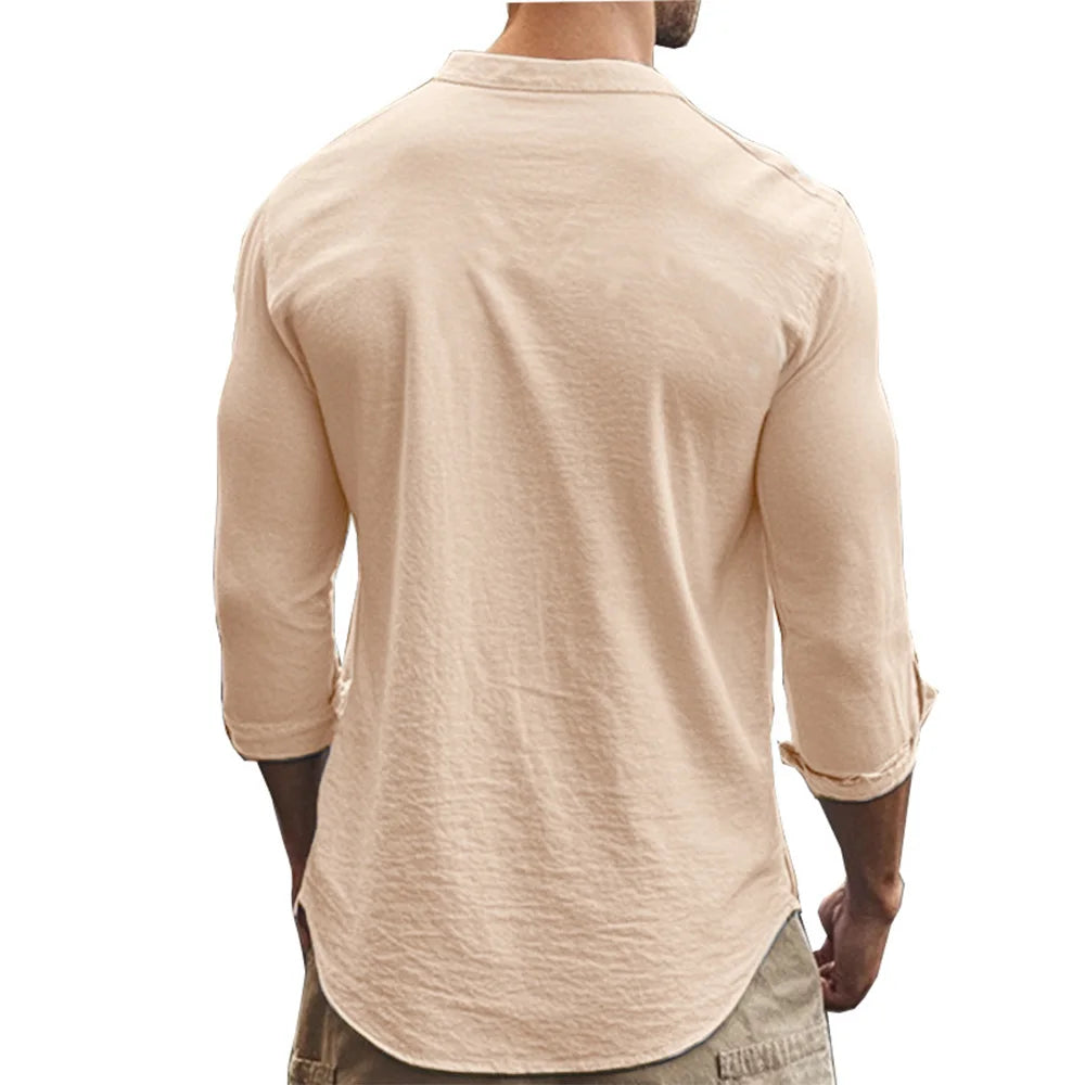 Gros plan sur le tissu beige en lin et coton d’une chemise à col marin, mettant en avant sa texture respirante et douce.