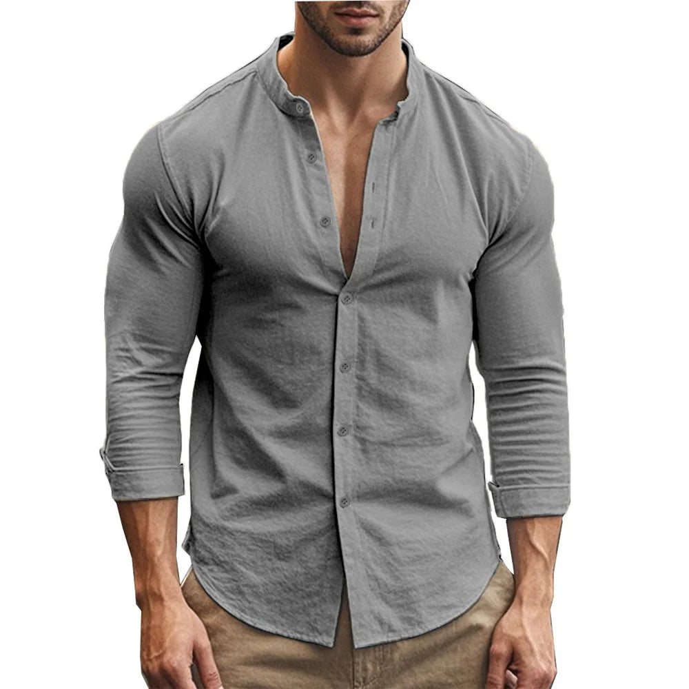 Homme portant une chemise grise avec un pantalon noir, tenue élégante et moderne, inspirée du style minimaliste et raffiné.