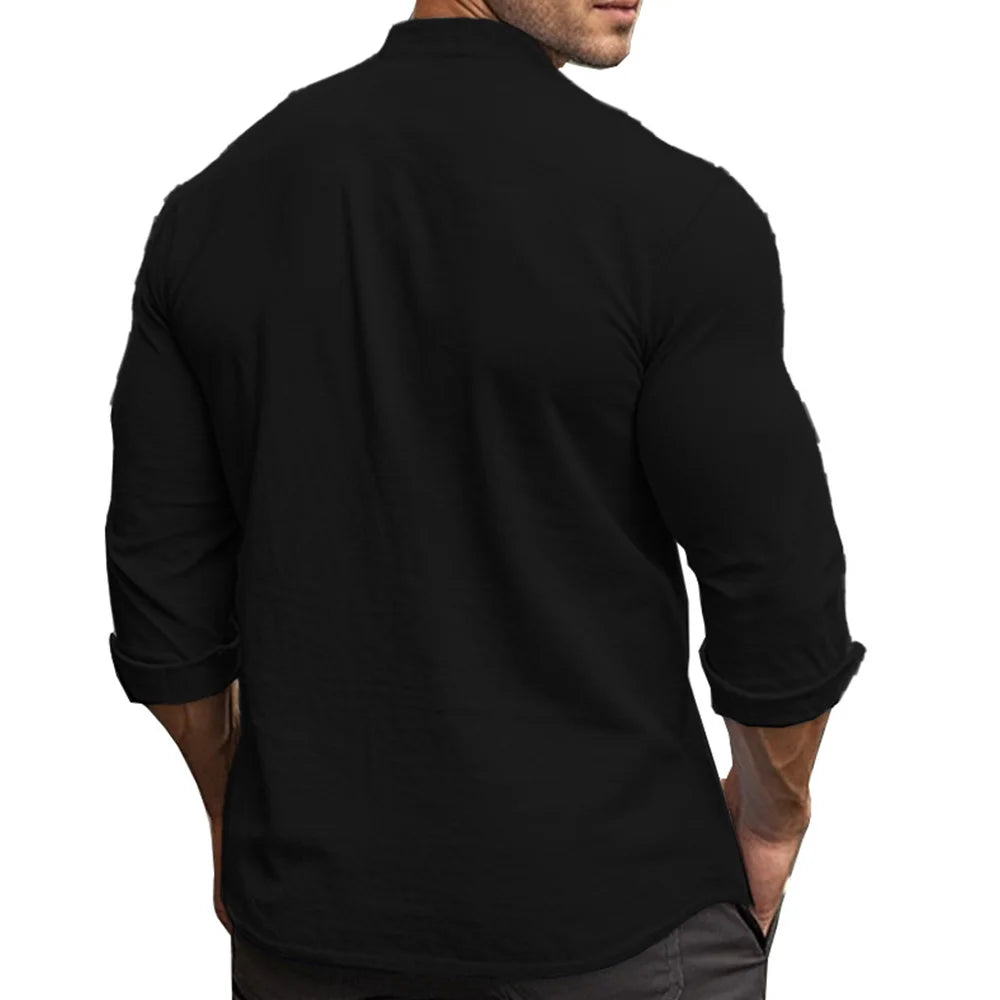 Vue de dos d’une chemise noire, mettant en valeur la coupe ajustée et la légèreté du tissu en lin-coton.