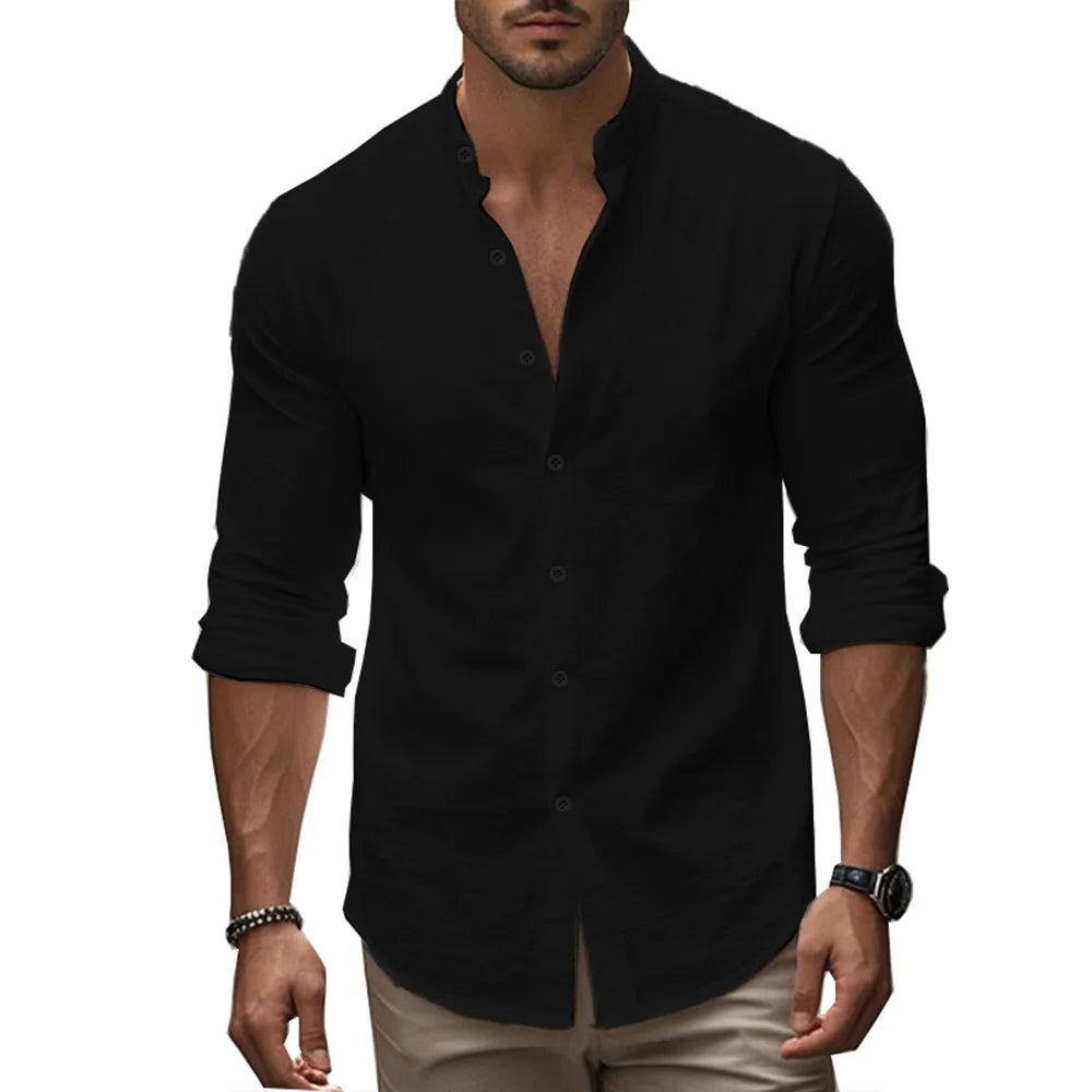 Homme portant une chemise noire avec un pantalon crème, contrastant avec élégance pour un look chic et affirmé.