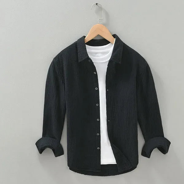 Chemise décontractée à manches longues en noir, vue de face. Tissu double gaze froissée, confortable et léger, col carré moderne. Parfaite pour un look élégant et polyvalent.