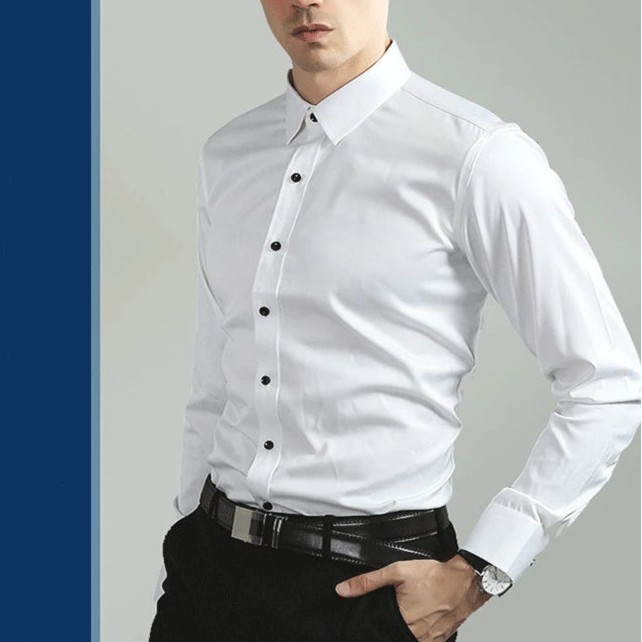 Chemise habillée sans couture apparente, coloris blanc, coupe cintrée, tissu fluide et extensible, col classique, boutonnage simple.