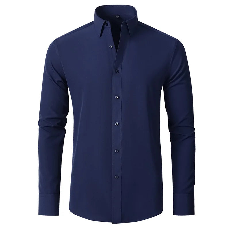 Chemise minimaliste, bleu marine intense, coupe cintrée et fluide, matière respirante et extensible, idéale pour un style raffiné.