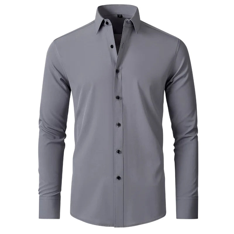 Chemise fluide gris clair, coupe ajustée et épurée, matière douce et stretch, une pièce sobre et élégante.