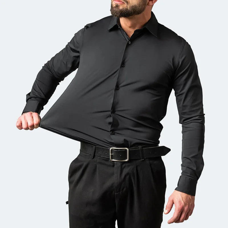 Chemise habillée minimaliste, coloris noir, coupe ajustée, tissu lisse et respirant en polyester, nylon et élasthanne.