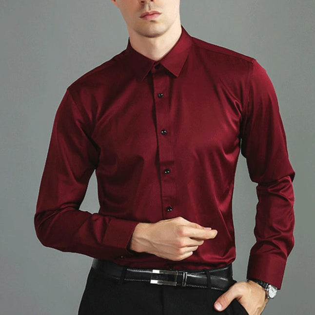 Chemise élégante et sophistiquée en rouge bordeaux, coupe cintrée, tissu plissé subtil, parfaite pour un look chic et moderne.
